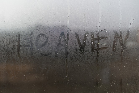 天堂一词，玻璃上的手写铭文。
