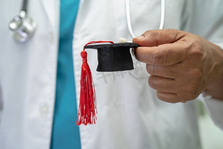学术论文摄影照片_亚洲医生在医院病房学习毕业间隙帽子，聪明聪明的天才教育医学理念。