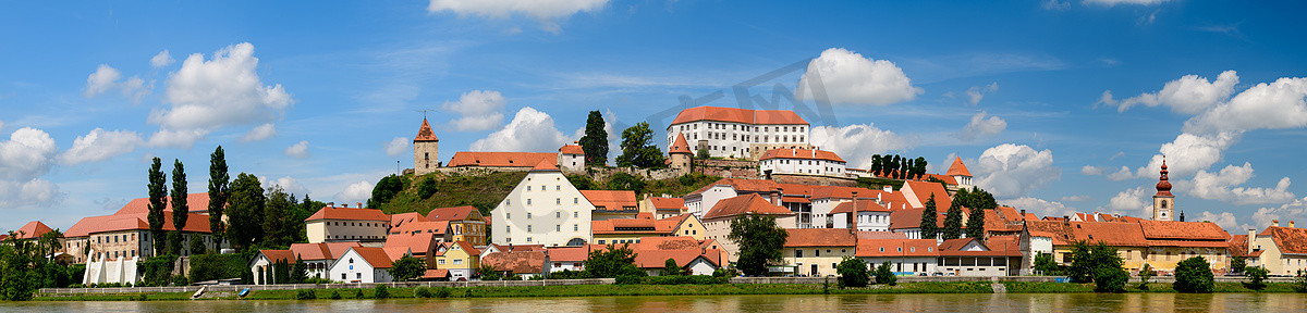 伊普摄影照片_斯洛文尼亚普图伊，斯洛文尼亚最古老城市的全景照片，有一座城堡，从山上俯瞰老城区，云延时