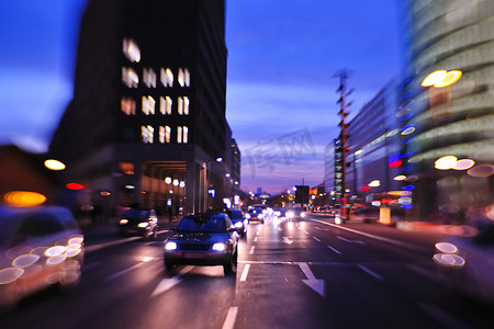 繁忙街道上汽车运动模糊的城市夜景