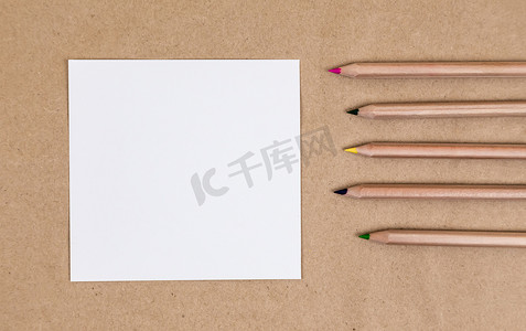 笔记本空白页彩色铅笔模型组成。