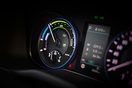 燃油摄影照片_混合动力汽车的燃油消耗效率指标