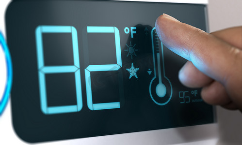 数字恒温器温度控制器设置为 82 华氏度