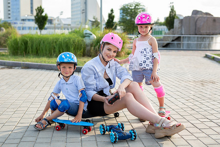 一位戴着头盔的孩子坐在滑板上，在公园里玩着一辆由手套控制的机器人车