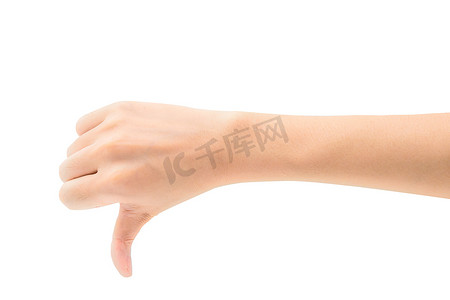 女人的手显示大拇指向下隔离在白色背景与剪切路径