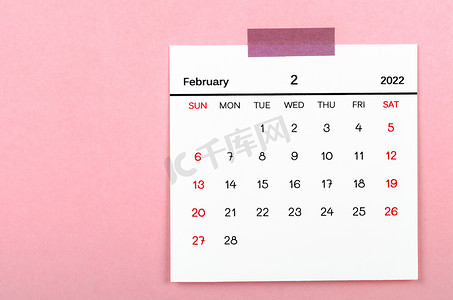 2022 年 2 月粉红色背景的日历。