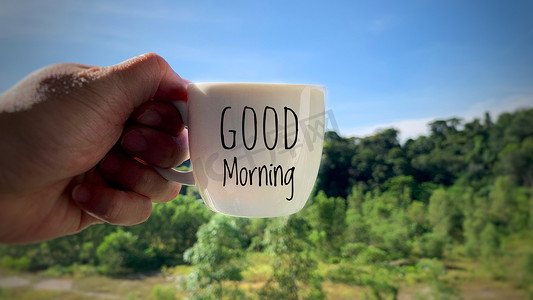 文字早上好摄影照片_早上好，咖啡杯上的文字。