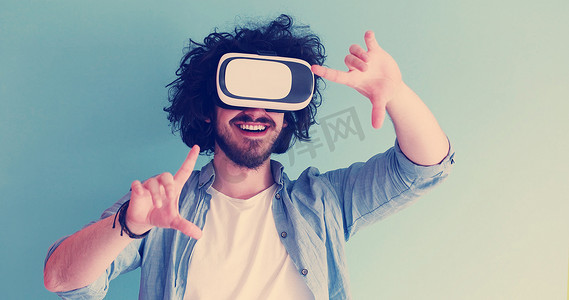 使用虚拟现实 VR 耳机眼镜的人