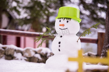 戴着绿色帽子的微笑雪人