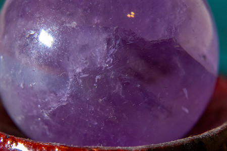 紫水晶石英水晶球的特写