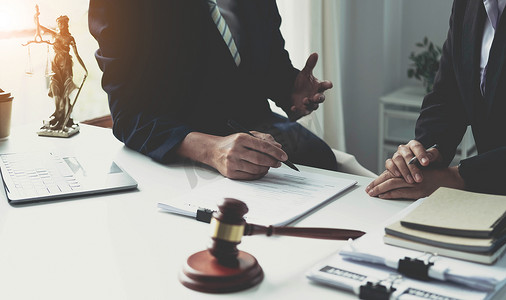 男性律师和职业女商人在律师事务所工作和讨论的咨询和会议。