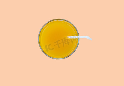 夏季饮料 — 鲜榨橙汁，装在带吸管的玻璃杯中，顶视图，隔离在粉红色背景中，带有剪裁、极简主义风格