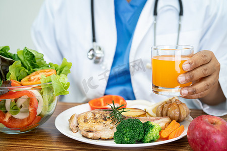 营养师医生为病人提供各种健康的新鲜蔬菜。