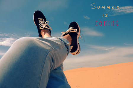 夏天来了，女人脚踩沙山