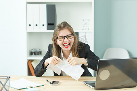 压力、办公室、歇斯底里、人的概念 — 有很多办公室工作的咄咄逼人的女人因为歇斯底里而笑