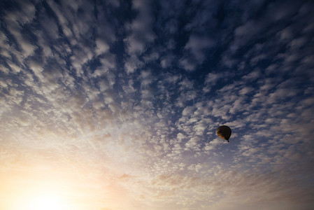 蓝天上的彩色气球。