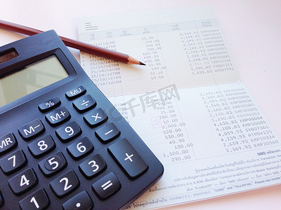 办公桌上的计算器、铅笔和储蓄账簿或财务报表