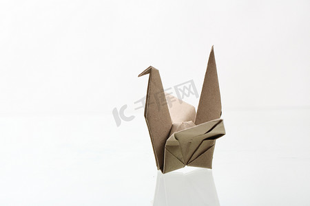 折纸鸟纸艺通过回收纸隔离在白色黑色