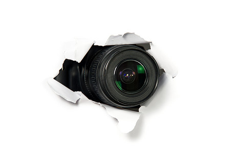 带有长焦镜头的黑色相机，可以通过白纸上的孔向外看。