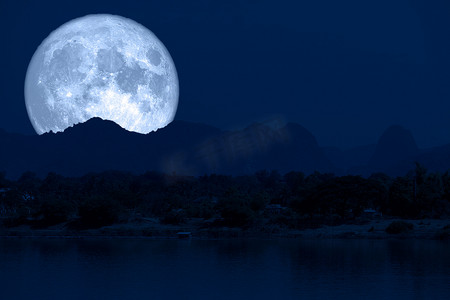 超级满鱼月回到云和夜空中的山
