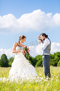 新婚夫妇在草地上拍照