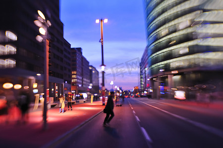 繁忙街道上汽车运动模糊的城市夜景