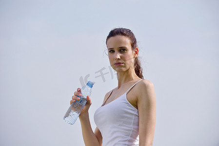 年轻美女健身运动后喝水