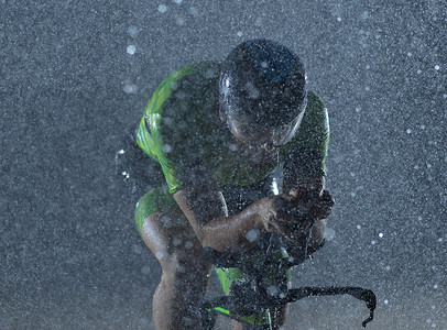 铁人三项运动员在雨夜骑自行车