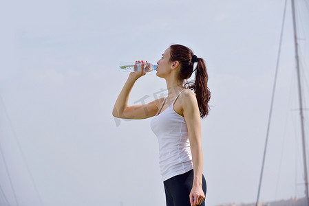 健身运动后年轻美女喝水