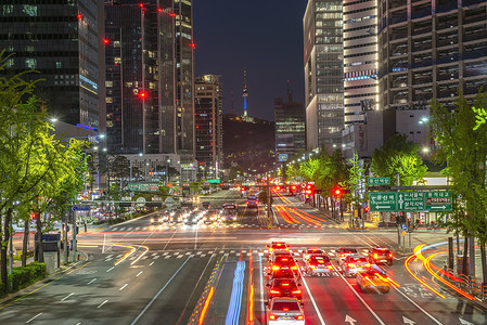 卡通韩国欧巴摄影照片_首尔塔和夜间灯光交通2019年2月10日：韩国首尔