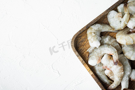 虎虾或亚洲虎虾上的冷冻壳，木盘上，白石表面，顶视图平躺，有文字复制空间
