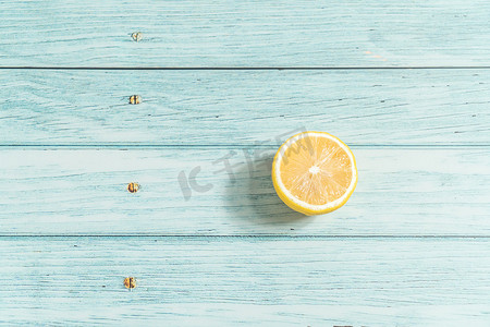 蓝桌上的水果柠檬，冷光背景