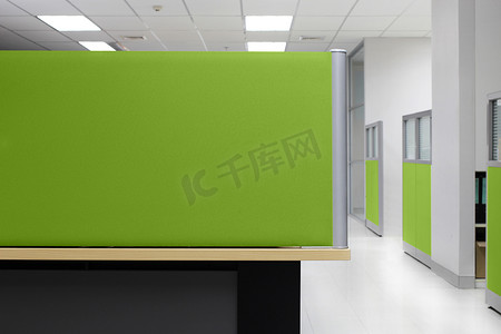 绿色会议背景板摄影照片_隔断、绿色隔断空墙办公室隔间、隔断四边形办公室背景
