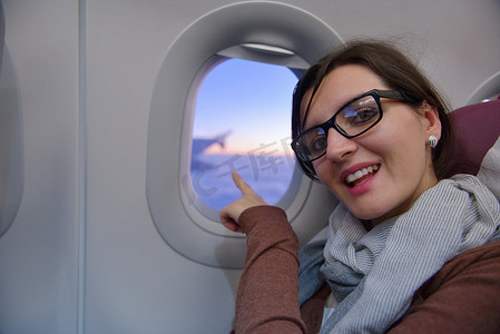 坐飞机摄影照片_坐飞机旅行的女人