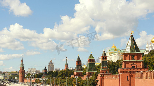 俄罗斯大教堂摄影照片_夏季俄罗斯的莫斯科克里姆林宫。