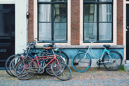 Bicecles是荷兰非常流行的交通工具，停在老房子附近的街道上