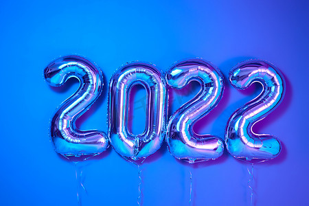 节日海报蓝色摄影照片_铝箔气球数字 2022 庆祝派对海报节日亮色