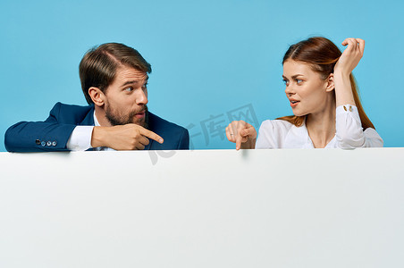 商务男人和女人与白色模型海报广告标志蓝色背景