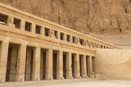古埃及巨石的建筑物和柱子。