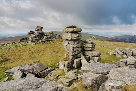 staple摄影照片_Great Staple Tor，可欣赏下方山谷的美景，德文郡达特穆尔国家公园