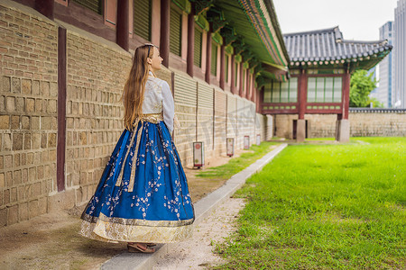 身着韩服的年轻白人女游客在景福宫。