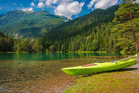 夏季风景秀丽的巴伐利亚湖皮划艇