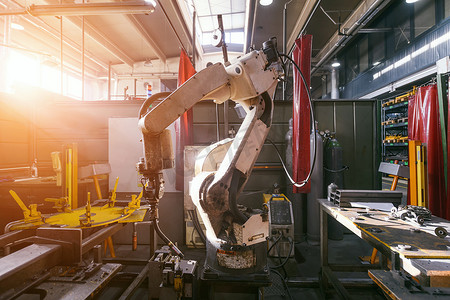 自动焊接机器人机械臂在现代汽车零部件厂工作。