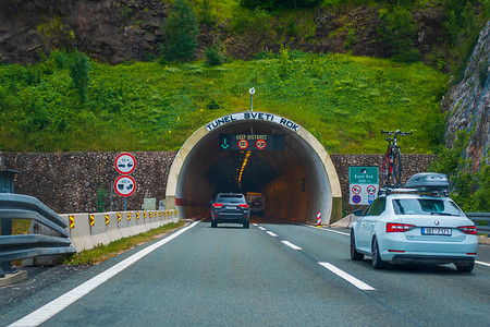 萨格勒布和扎达尔之间克罗地亚 A1 高速公路上的 Sveti Rok 隧道入口