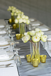优雅的桌子摆着莲花，有选择的焦点。