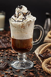 美味的摩卡奇诺咖啡配生奶油和巧克力浇头