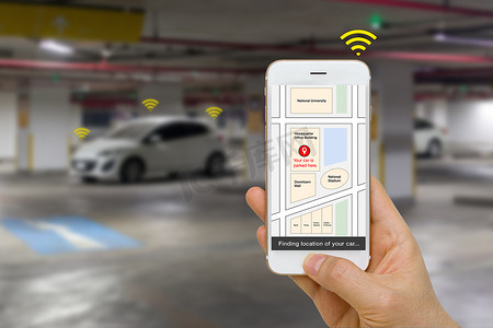 智能手机应用程序说明联网汽车概念，通过物联网或物联网技术显示汽车的停车位置