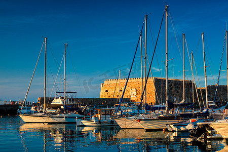 希腊克里特岛伊拉克利翁的威尼斯堡垒和停泊的渔船