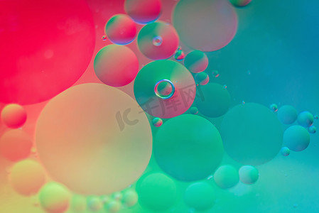 用油、水和肥皂制作的散焦彩虹抽象背景图片
