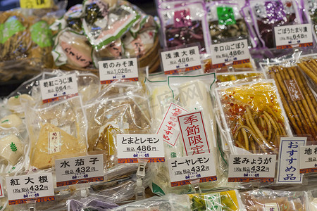 烤肉标签摄影照片_京都的传统食品市场。